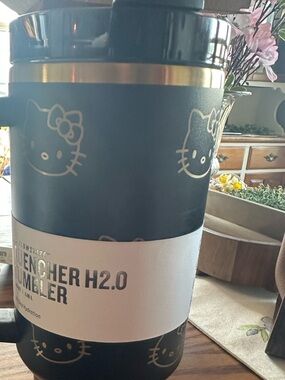 Stanley Black and Gold Hello Kitty Quencher H2.0 Tumbler
